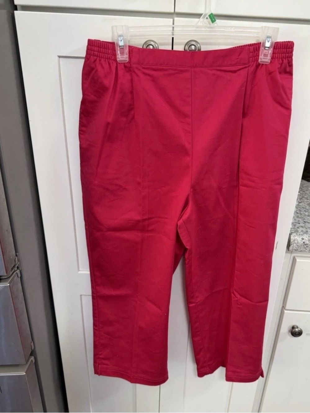 Koret Women’s Cropped Pull-On Capri’s in Hot Pink